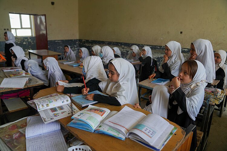 Humanitäre Hilfe in Afghanistan Mädchen in einer Grundschule in Afghanistan