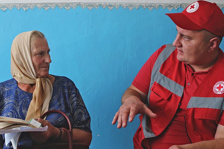 Rotkreuzler im Gespräch mit Seniorin