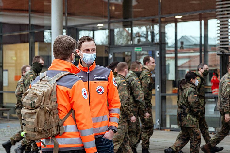 Mitglieder der Bundeswehr und de DRK