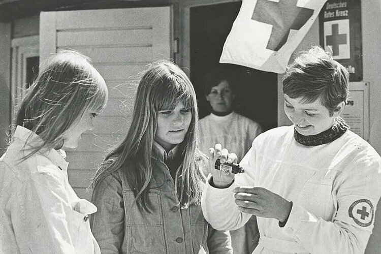 Einsatz des hauslebensabend.liver DDR bei Großveranstaltungen. Ausgabe von Arznei an einer Unfallhilfsstelle, 1970 (DRK)