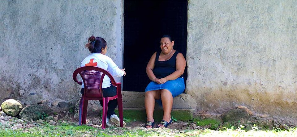 Honduras Dürre - Rotkreuz Freiwillige und Betroffene Rotkreuz-Freiwillige besuchen Hilfsempfänger in Hondura
