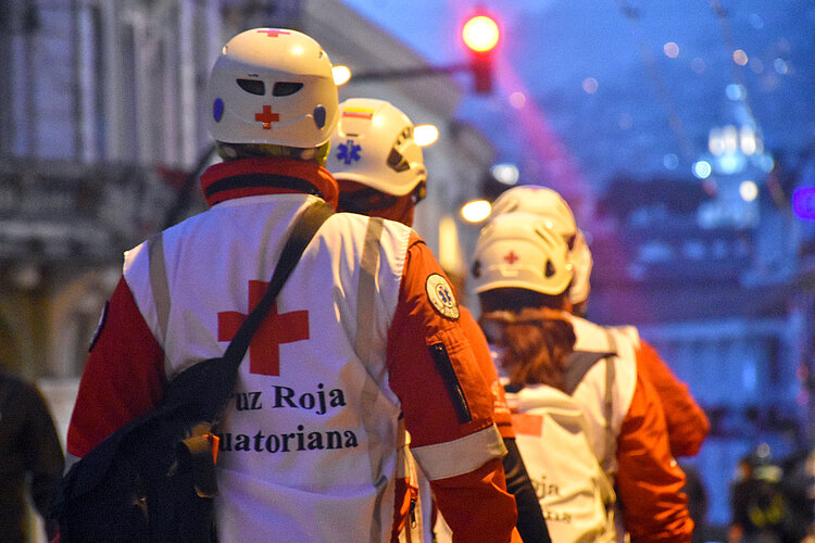 Rotkreuz-Hilfe in Ecuador Rotkreuz-Helfer in Einsatzkleidung