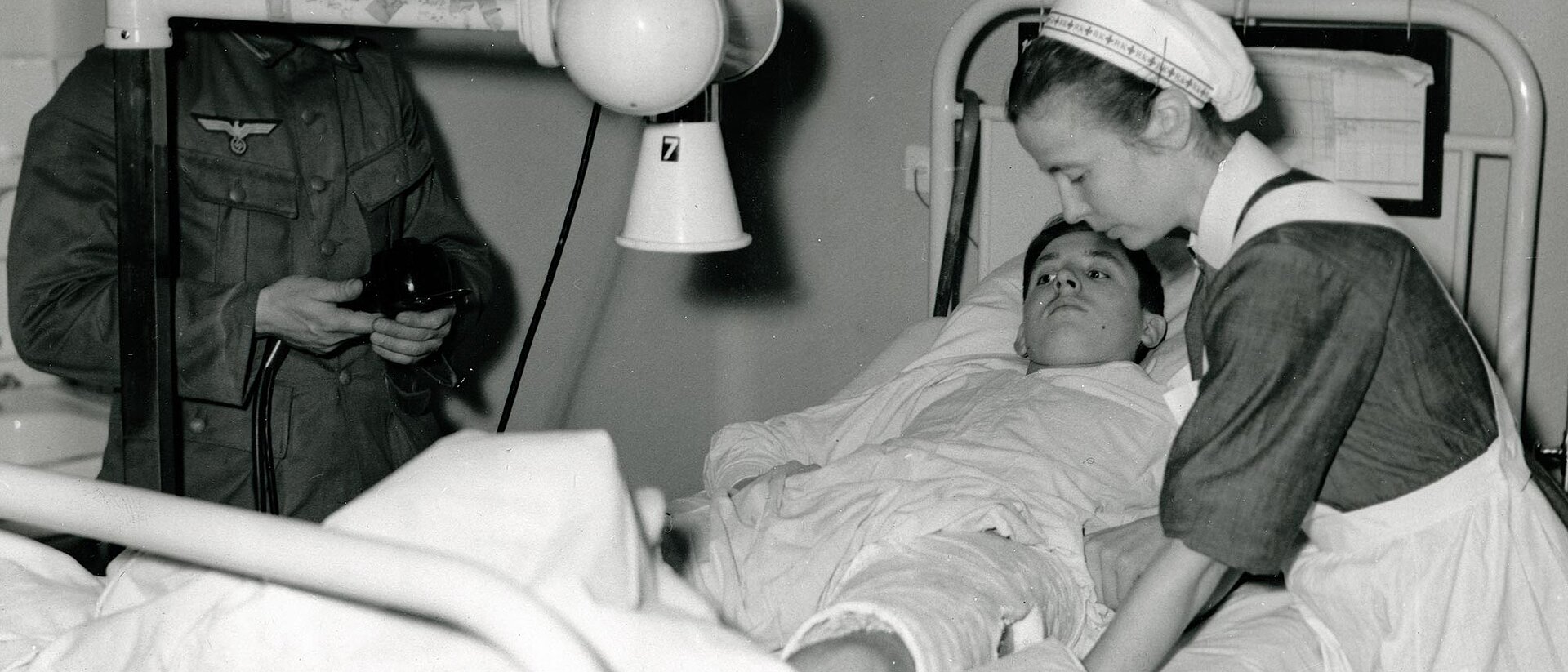 Krankenschwester im Einsatz – Symbolbild Krankenschwester am Krankenbett eines verwundeten Soldaten
