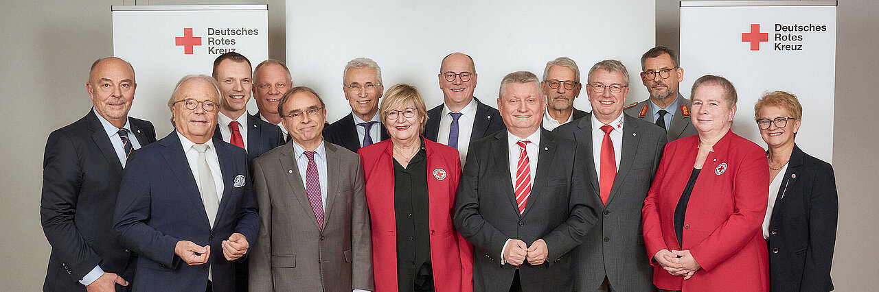 Das Präsidium,  1. Reihe von li. Bundesarzt Prof. Dr. Bernd W. Böttiger, Dr. Dieter Weingärtner (Bundeskonventionsbeauftragter), Vizepräsidentin Ulrike Würth, DRK-Präsident Hermann Gröhe, Vizepräsident Jürgen Christmann, Annette Strauß (Bundesleiterin Wohlfahrts- und Sozialarbeit), Generaloberin Edith Dürr (Präsidentin des Verbandes der Schwesternschaften vom DRK). 2. Reihe von li. der Vorsitzende des DRK-Präsidialrats Hans Hartmann, Marcel Bösel (Bundesleiter Jugendrotkreuz), Martin Bullermann (Bundesbereitschaftsleiter), Dr. Norbert C. Emmerich (Bundesschatzmeister), Andreas Paatz (Bundesleiter Wasserwacht), Prof. Dr. Volker Lischke (Vertreter Bergwacht), Generalarzt Dr. Johannes Backus.