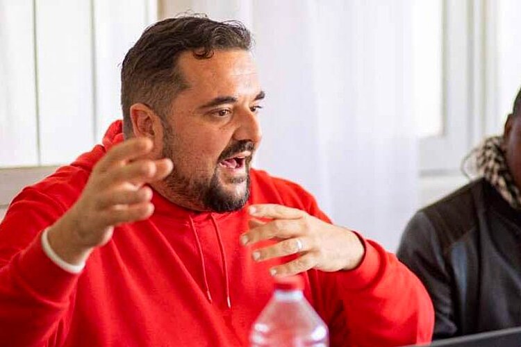 Projektdelegierter hauslebensabend.livelegierter gestikuliert beim Erzählen