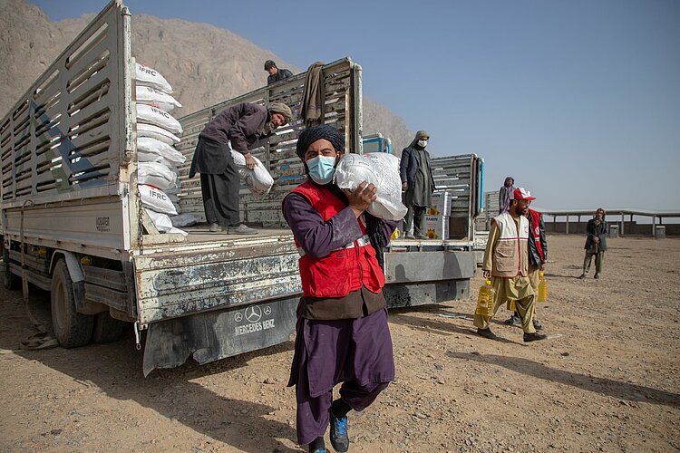 Humanitäre Hilfe in Afghanistan Helfer des Afghanischen Roten Halbmondes mit Hilfsgütern