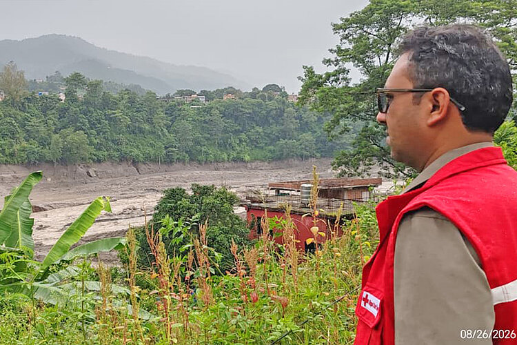 Mitarbeiter des Roten Kreuzes nach Sturzflut in Nepal 