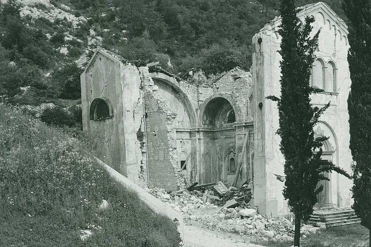 Eine zerstörte Kirche an einem Berghang in der Region Friaul (DRK)