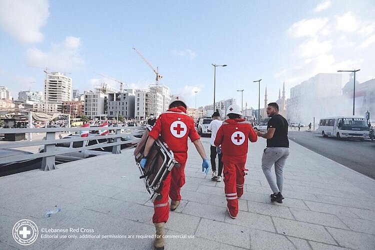 Das Libanesische Rote Kreuz im Einsatz in Beirut nach der Explosion Das Libanesische Rote Kreuz im Einsatz in Beirut nach der Explosion
