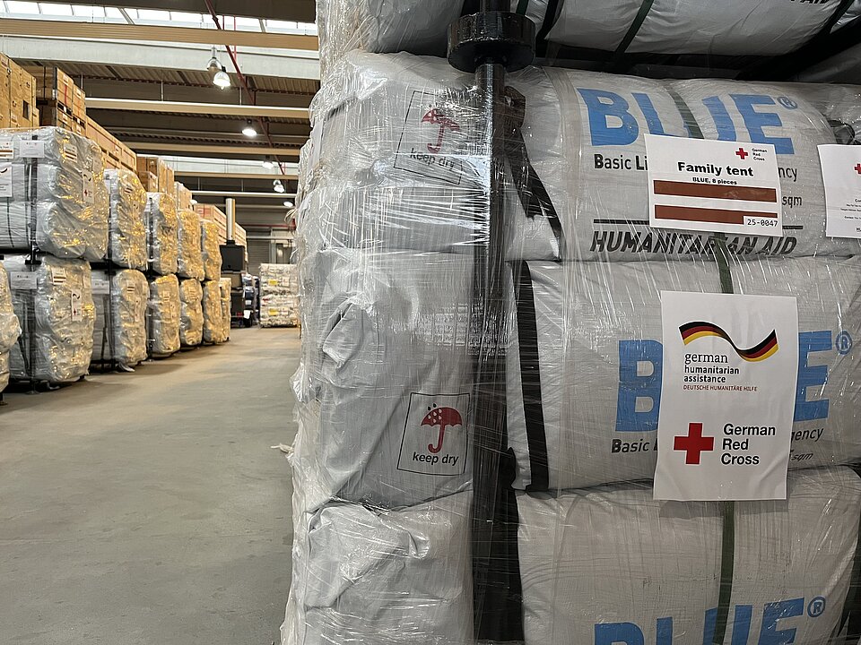 Hilfsgüter in Lagerhalle