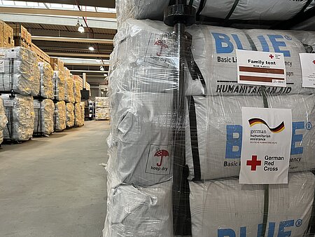 Hilfsgüter in Lagerhalle