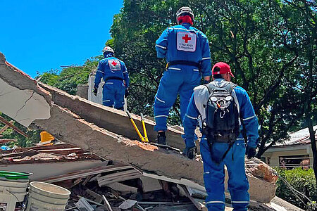 Rettungsteams nach schwerem Erdbeben im Einsatz 