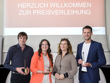 Die Preisträgerinnen und Preisträger des DRK-Medienpreises 2025.