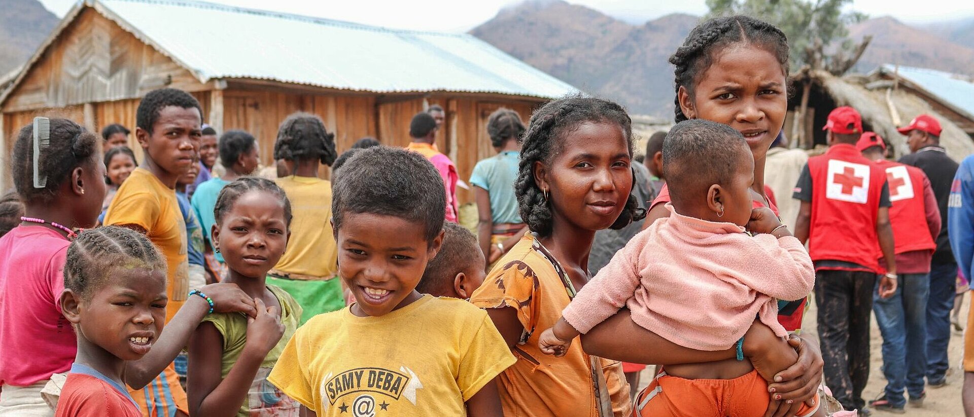 Humanitäre Hilfe in Madagaskar Kinder mit Rotkreuz-Helfern in Madagaskar
