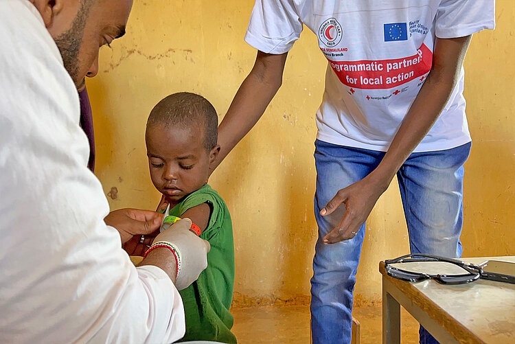 Screening auf Mangelernährung in Somalia Kind in Somalia wird auf Mangelernährung untersucht