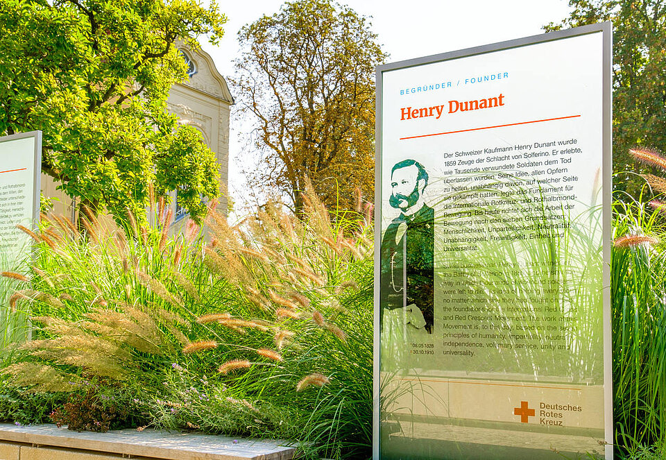 Informationstafel zum Gründer der Rotkreuzbewegung, Henry Dunant