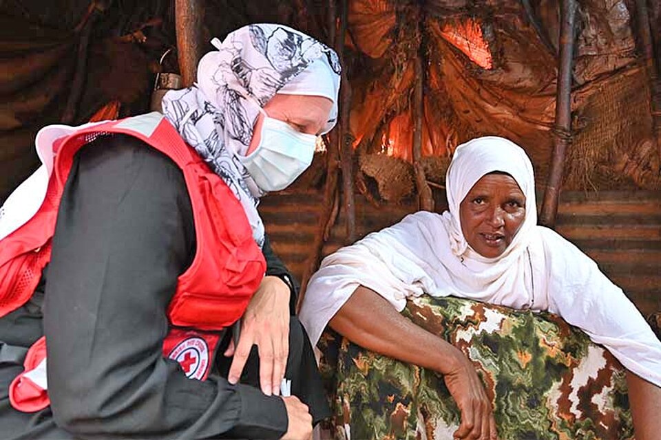 Somalia Rotkreuzlerin spricht mit somalischer Frau