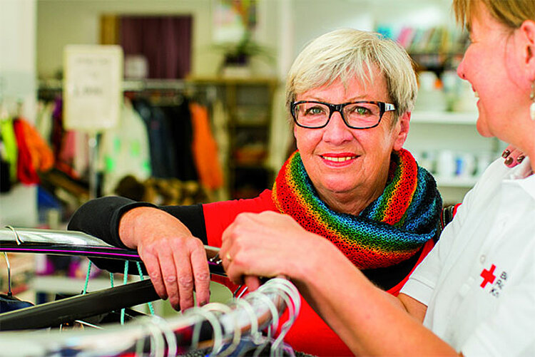 Kleiderladen mit Second Hand Kleidung Gebrauchte Kleidung in DRK Kleiderläden kaufen