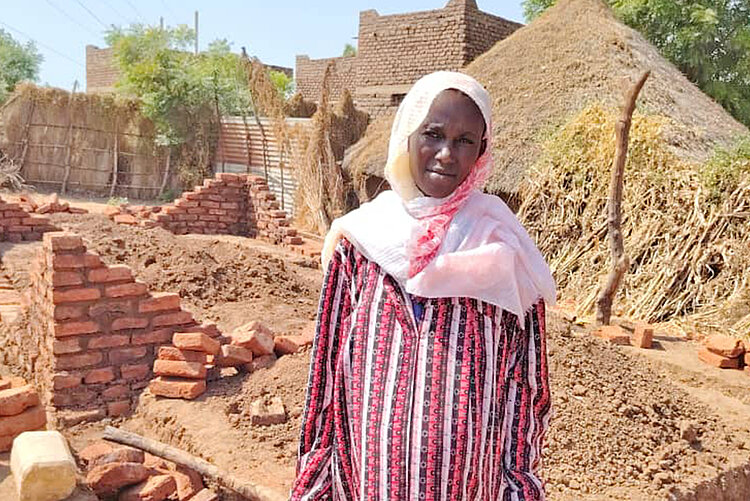 Frau, die im Sudan Bargeldhilfen erhält