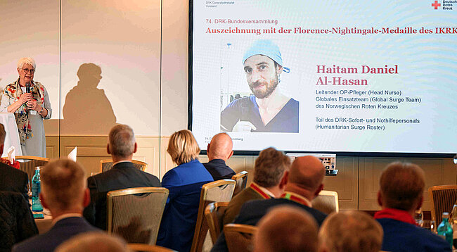 DRK-Präsidentin Hasselfeldt spricht bei der Verleihung der Florence-Nightingale-Medaille 2025 in Berlin an Haitam Daniel Al-Hasan