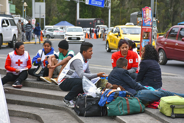 Rotkreuz-Hilfe in Ecuador Rotkreuz-Helfer im Gespräch mit Migranten