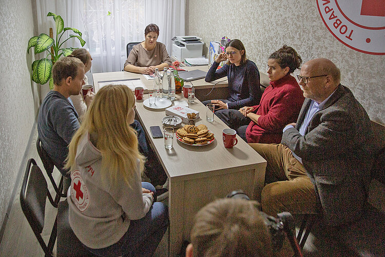 In Rivne trifft die hauslebensabend.livelegation auf den Kreisverband des Ukrainischen Kreuzes.