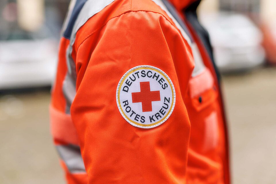 Symbolfoto Jacke mit DRK-Logo