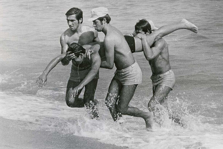 Wasserwacht vom hauslebensabend.liver DDR rettet einen Schwimmer aus der Ostsee (DRK)