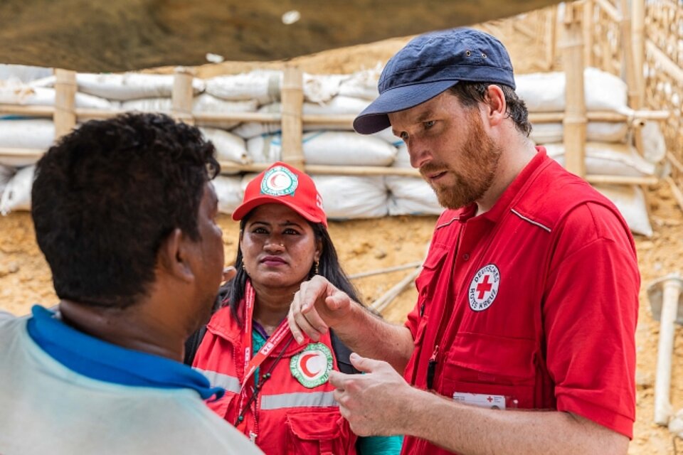 DRK-Mitarbeiter im Gespräch DRK-Mitarbeiter im Gespräch mit Helfern in den Flüchtlingscamps bei Cox's Bazar in Bangladesch