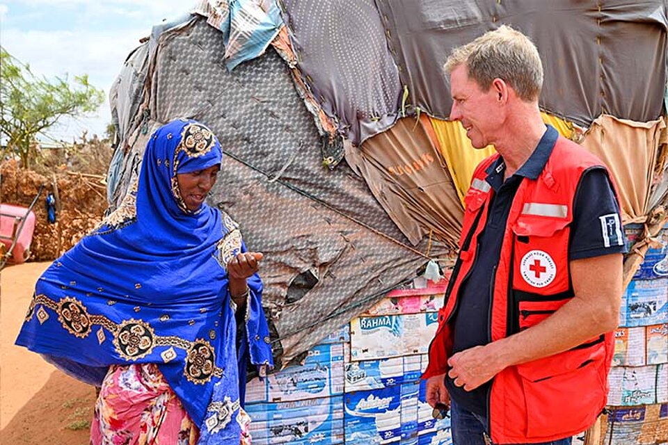 Somalia Rotkreuzler im Gespräch mit Somalierin