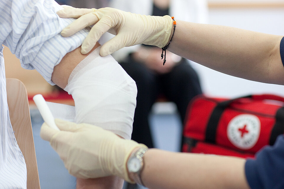 Erste-Hilfe-Kurs Verband-anlegen an einem Arm