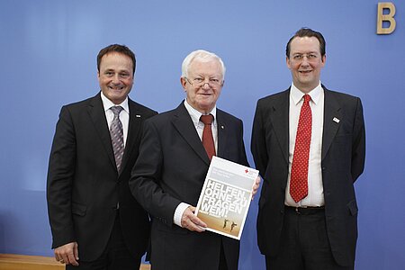 DRK-Vorstand Bernd Schmitz, DRK-Präsident Dr. Rudolf Seiters und Vorstandsvorsitzender Clemens Graf von Waldburg-Zeil mit dem neuen Jahrbuch 2011 in der Bundespressekonferenz