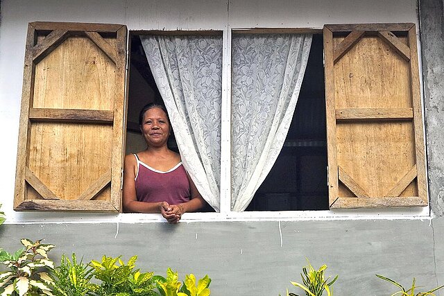 Philippinin schaut aus Fenster
