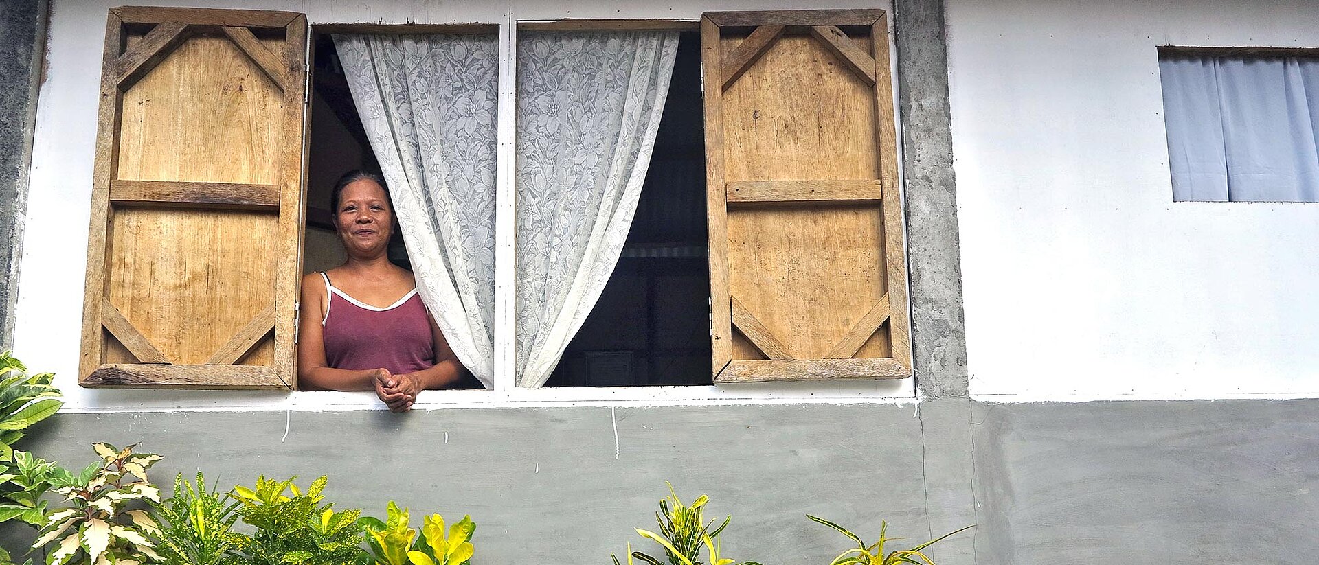 Philippines: Reconstruction after disaster Woman at window