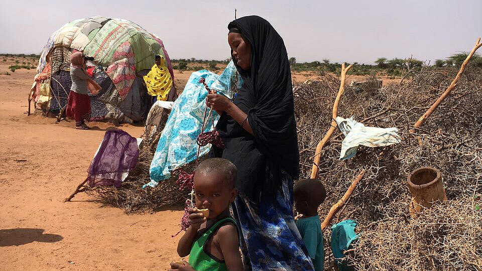 Somaliland Somalierin und Kind vor Hütte