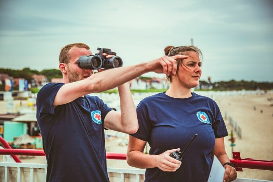 Wasserwacht an der Ostsee Wasserwacht an der Ostsee in Mecklenburg-Vorpommern: Helfer mit Fernglas und Walkie-Talkie