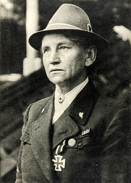 Anni Holzmann 1943 Porträt einer DRKlerin in Uniform und Hut