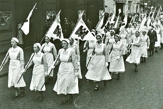 Aufmarsch weiblicher Mitglieder der DRK-Bereitschaften