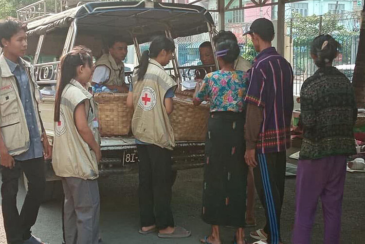 Das Rote Kreuz in Myanmar verteilt Mahlzeiten an Erdebenopfer 