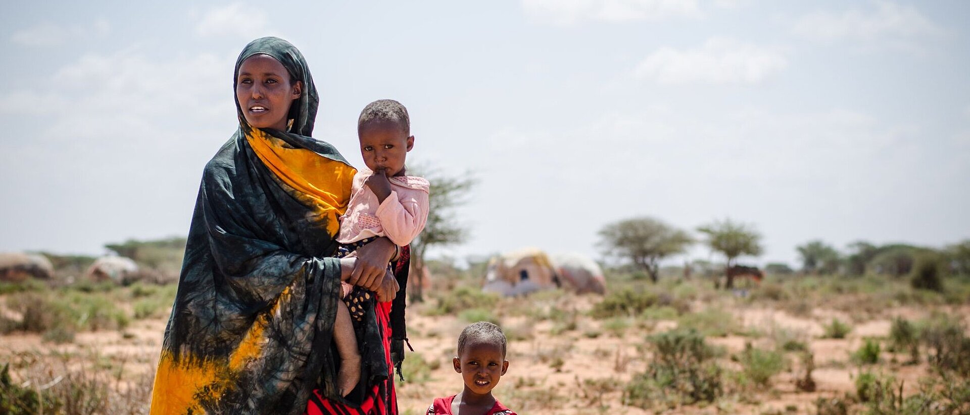 Humanitäre Hilfe in Somalia Frau mit Kindern in Somalia