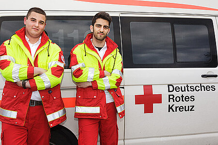 Zwei FSJler vor einem Rettungswagen