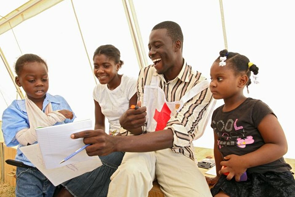 Eine Familie im mobilen Krankenhaus des DRK in Carrefour nach dem Erdbeben auf Haiti 2010