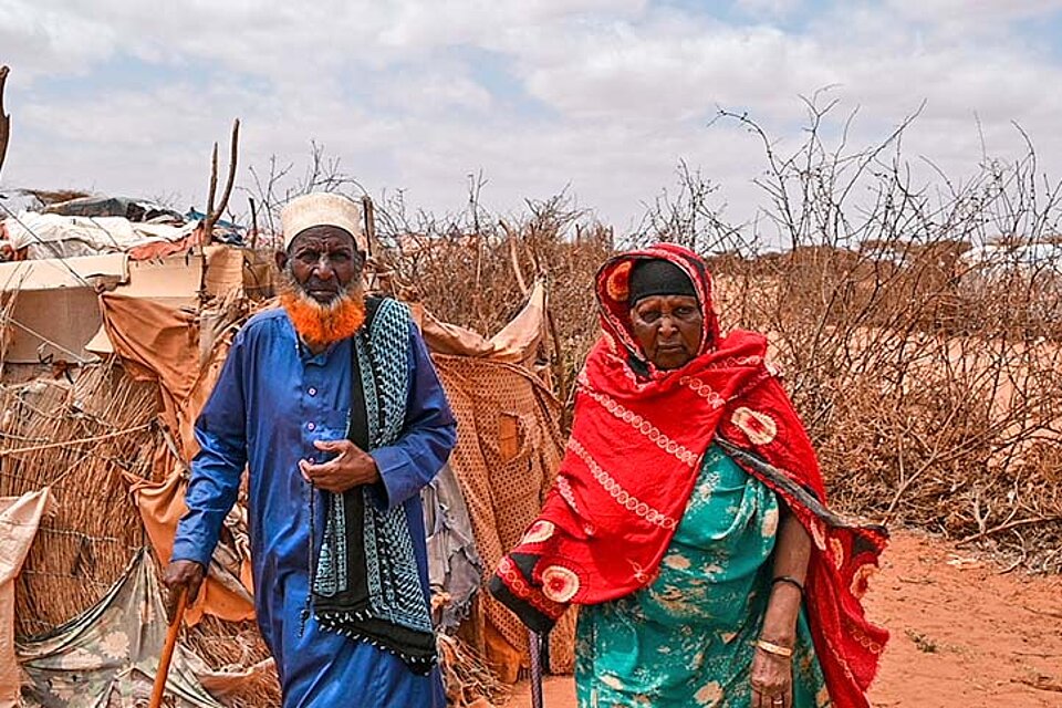 Somalia Somalisches Ehepaar vor karger Landschaft