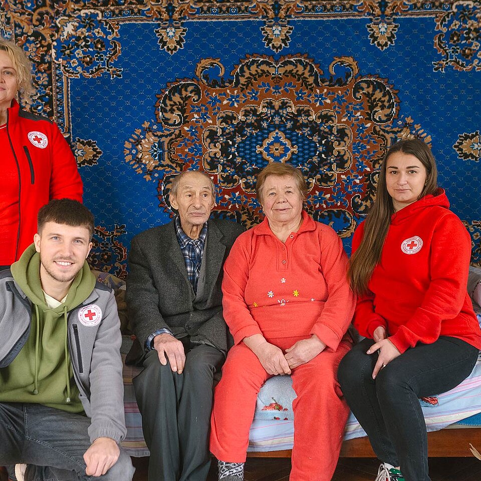 Winterhilfe in der Ukraine Gruppenbild mit Rotkreuzlerinnnen