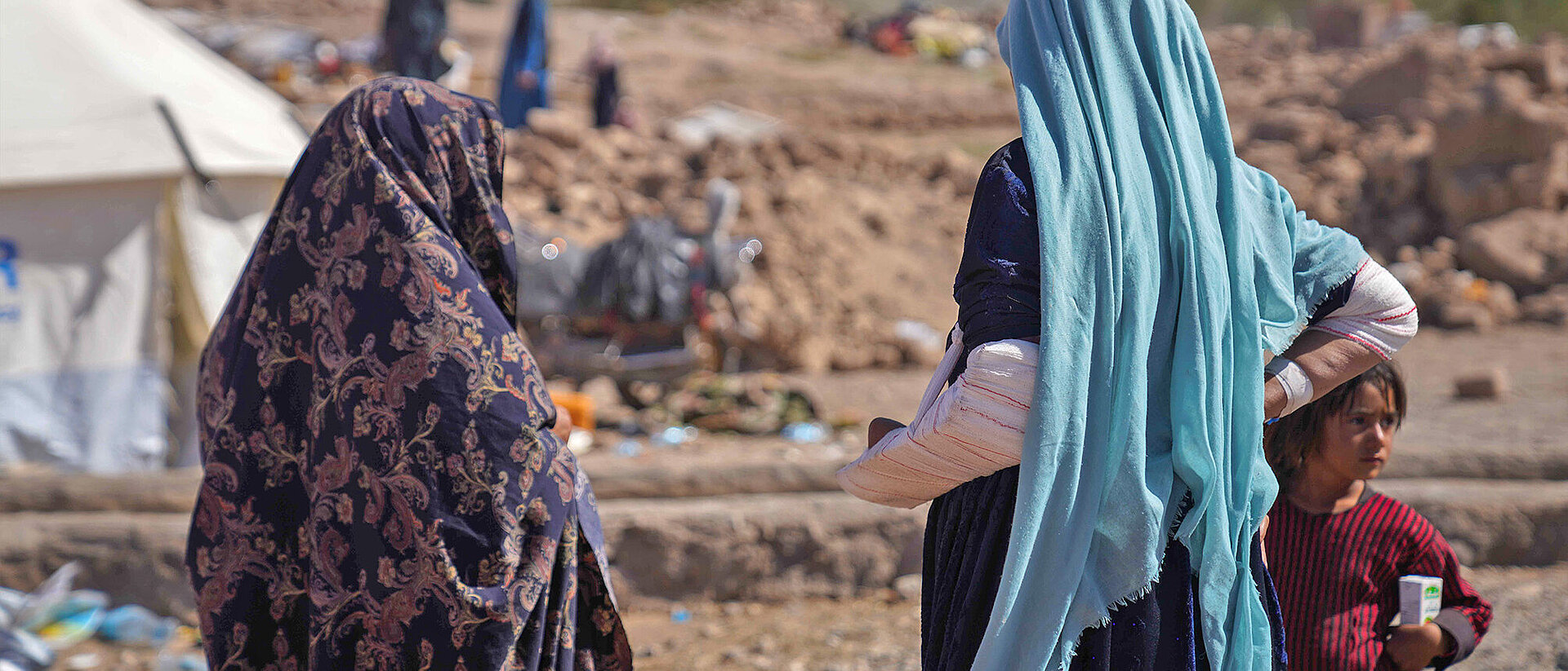 Erdbebengebiet in Afghanistan Zwei Frauen und Kind nach dem Erdbeben in Afghanistan