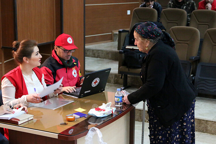 Entwicklungshilfe im Irak: Seniorin bei Bargeldverteilung Foto: Seniorin bei einer Bargeldverteilung im Irak