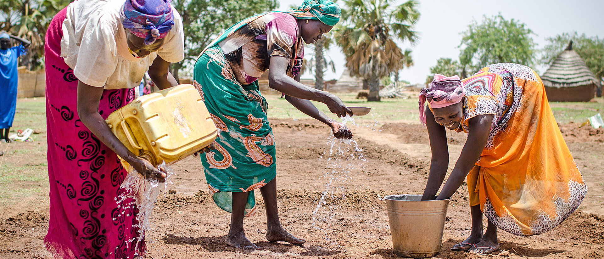 Drei Frauen legen Gemüsegarten im Südsudan an