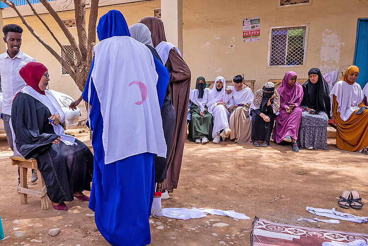 Ausbildung in Erste Hilfe in Somalia In einer Gemeinde in Somalia wiird Erste Hilfe geübt
