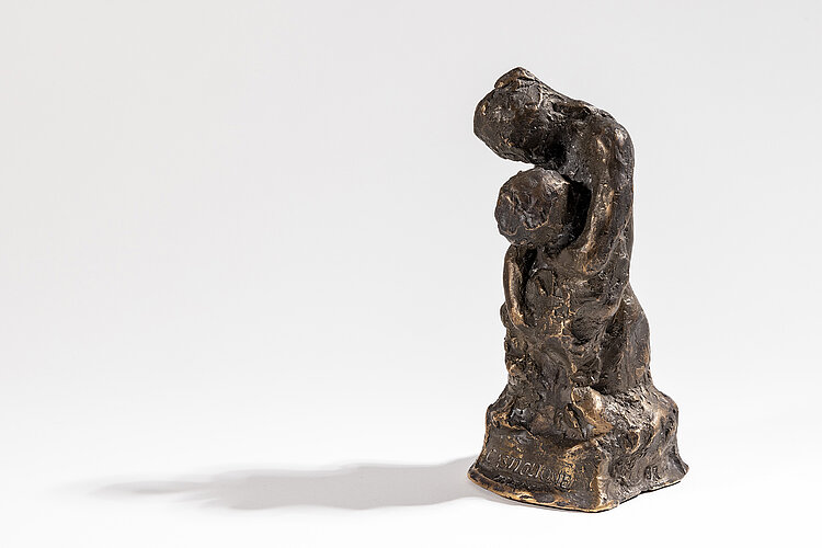 Bronzeskulptur Frau mit hilfsbedürftiger Person im Arm