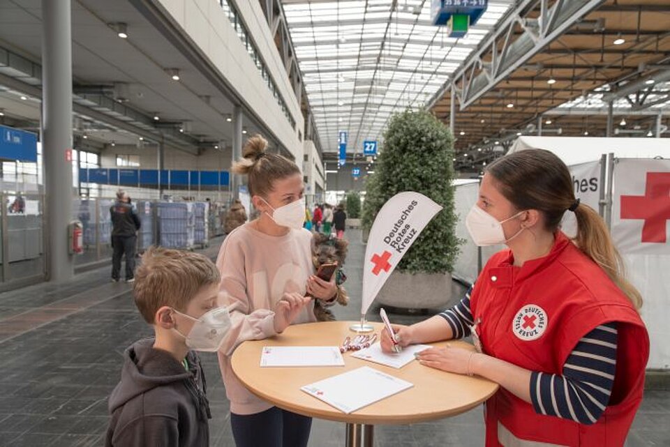 Migrationsberatung_Gefluechtete_Hannover Helferin im Gespräch mit Geflüchteten aus der Ukraine